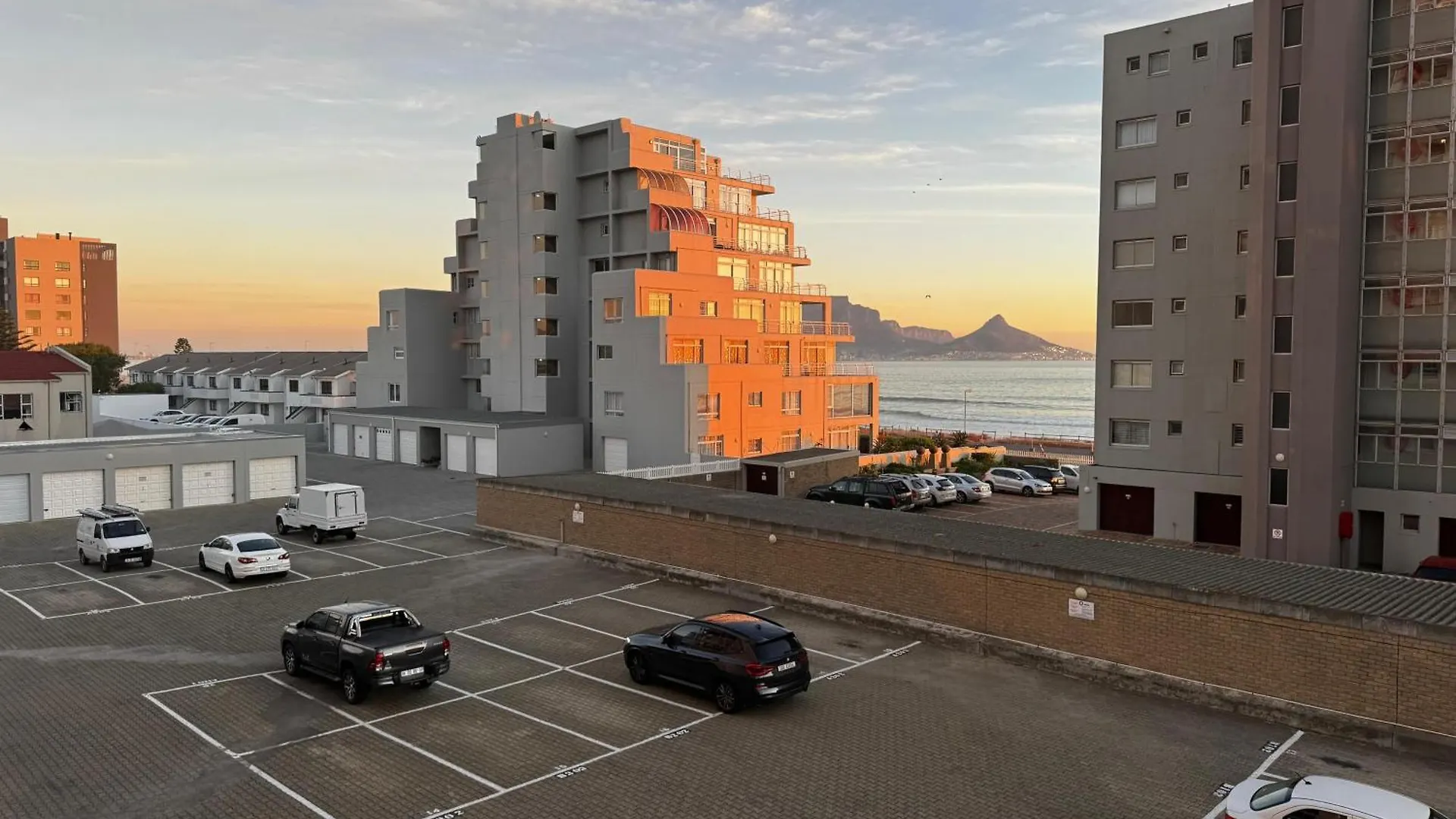 Seehuys - Bloubergstrand Beachfront Cape Town